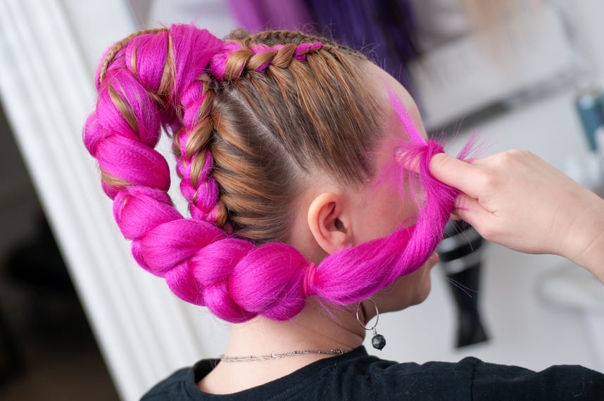 Braided colored braids with kanekalon on a woman